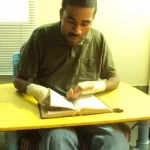 Lendo sentado
