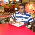 Comendo sozinho no Shopping