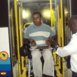 Subindo rampa de ônibus